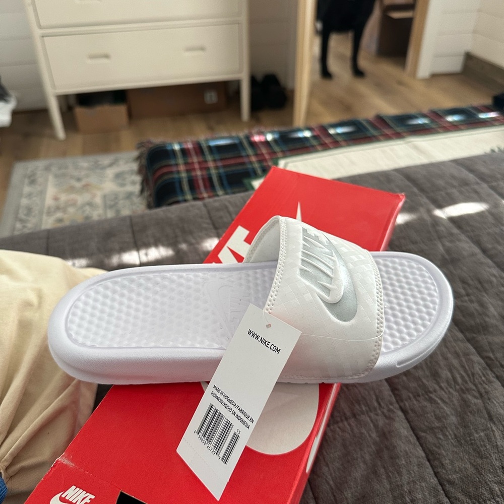 Nike White / Metallic Silver WMNS Benassi JDI Slide Box